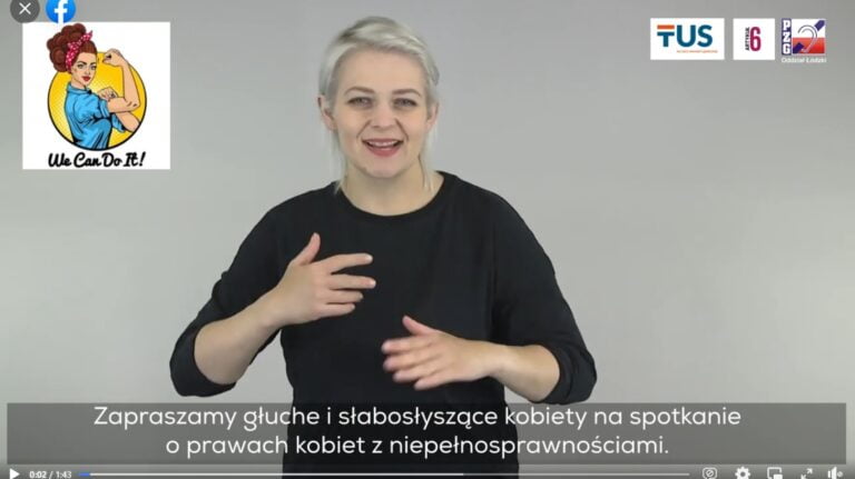 Kobieta ubrana na czarno uchwycona w trakcie migania w polskim języku migowym, na dole ekranu napis - zapraszamy głuche i słabosłyszące kobiety na spotkanie o prawach kobiet z niepełnosprawnościami.