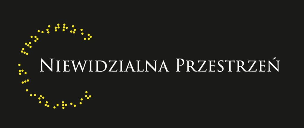 Logo Niewidzialnej Przestrnei - na czarnym tle biały napis drukowanymi literami niewidzialna przestrzeń. Wokół początkowych liter napisu okrąg z napisem w kolorze żółtym w alfabecie Braille'a powtarzający nazwę.