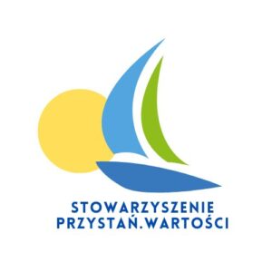 Logo Stowarzyszenia Przystań.Wartości. Poza napisem literam drukowanymi z nazwą logo zawiera symbole - żółte koło oraz żaglówkę.
